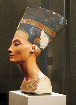 Nefertiti_bust_atles